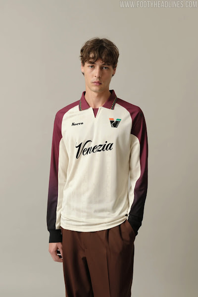 Jogador do Venezia FC usando a camisa Venezia II 2025/26 Manga Longa, padrão jacquard creme com mangas bordô degradê em campo